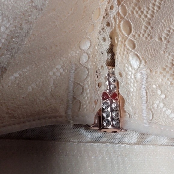 Doosinki Nude Lace Front Snap Wireless Cross Strap Bra Size 46 NWT - Picture 5 of 6